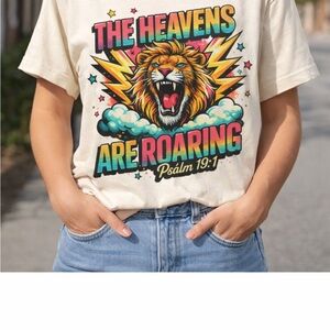 Gildan Cream Graphic Tee with Roaring Lion